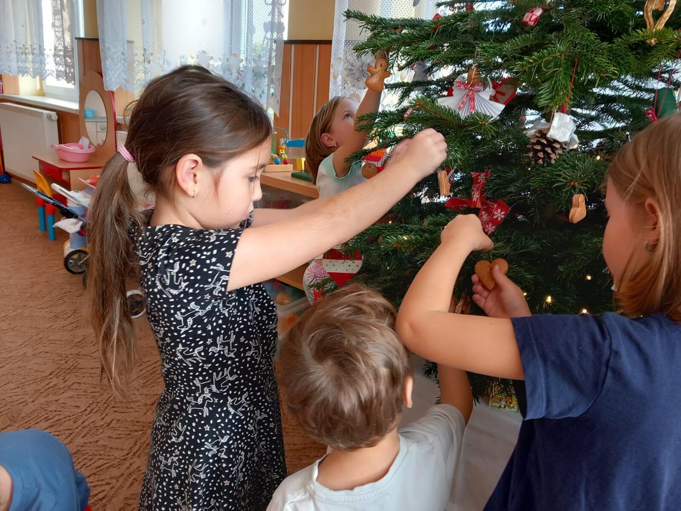 Pečení a zdobení perníčků a strojení stromečku... - 16