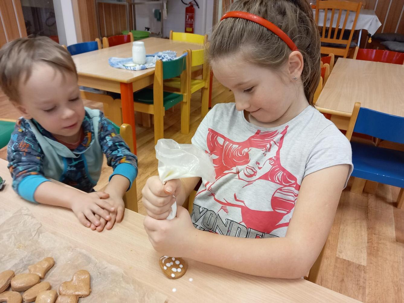 Pečení a zdobení perníčků a strojení stromečku... - 17