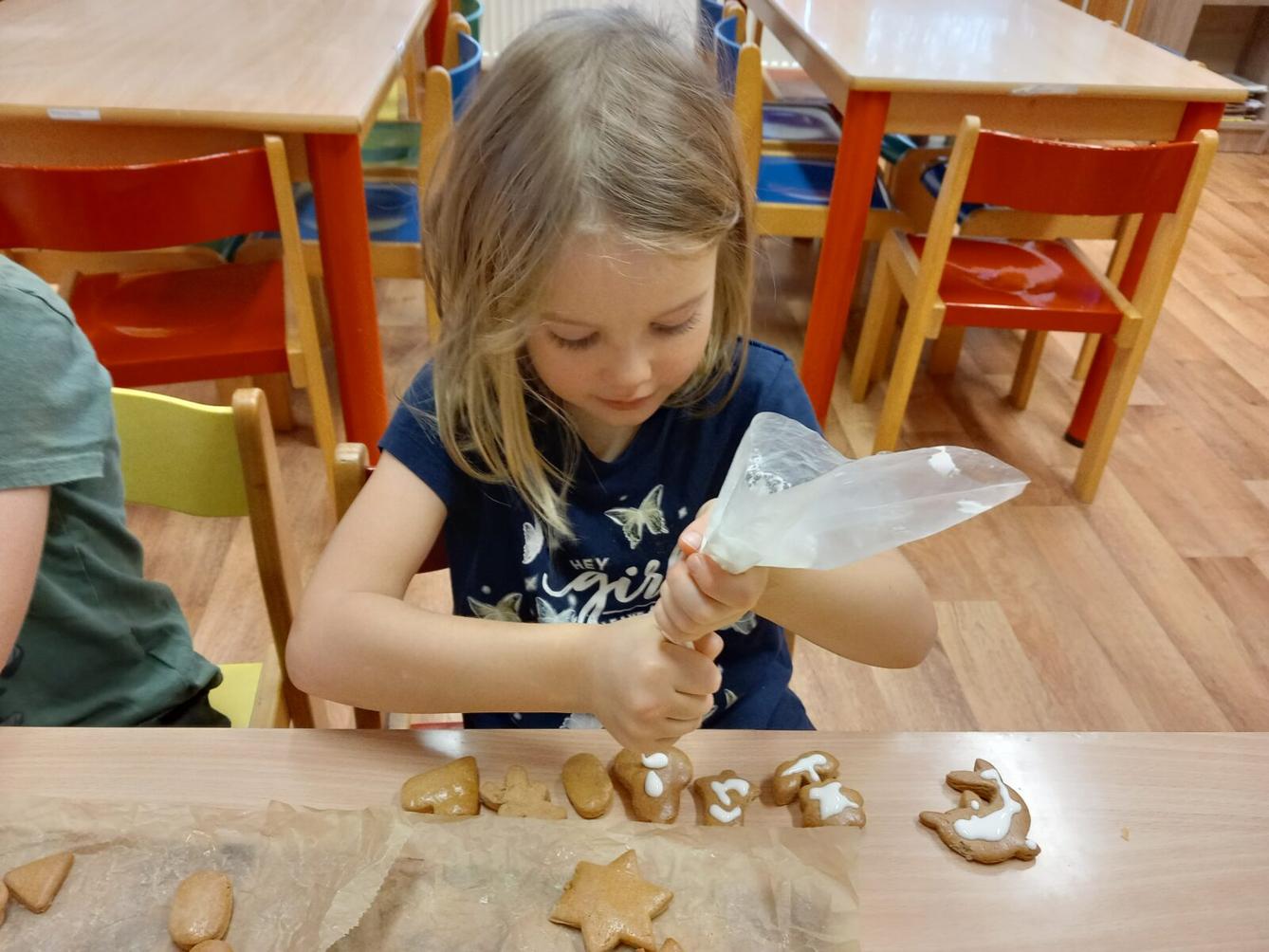 Pečení a zdobení perníčků a strojení stromečku... - 19