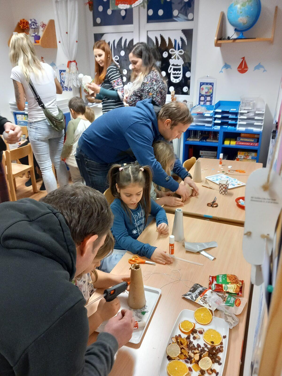 Vánoční setkání s rodiči - společné tvoření, hledání vánočního pokladu, zpívání koled, ochutnávka cukroví a punče... - 20