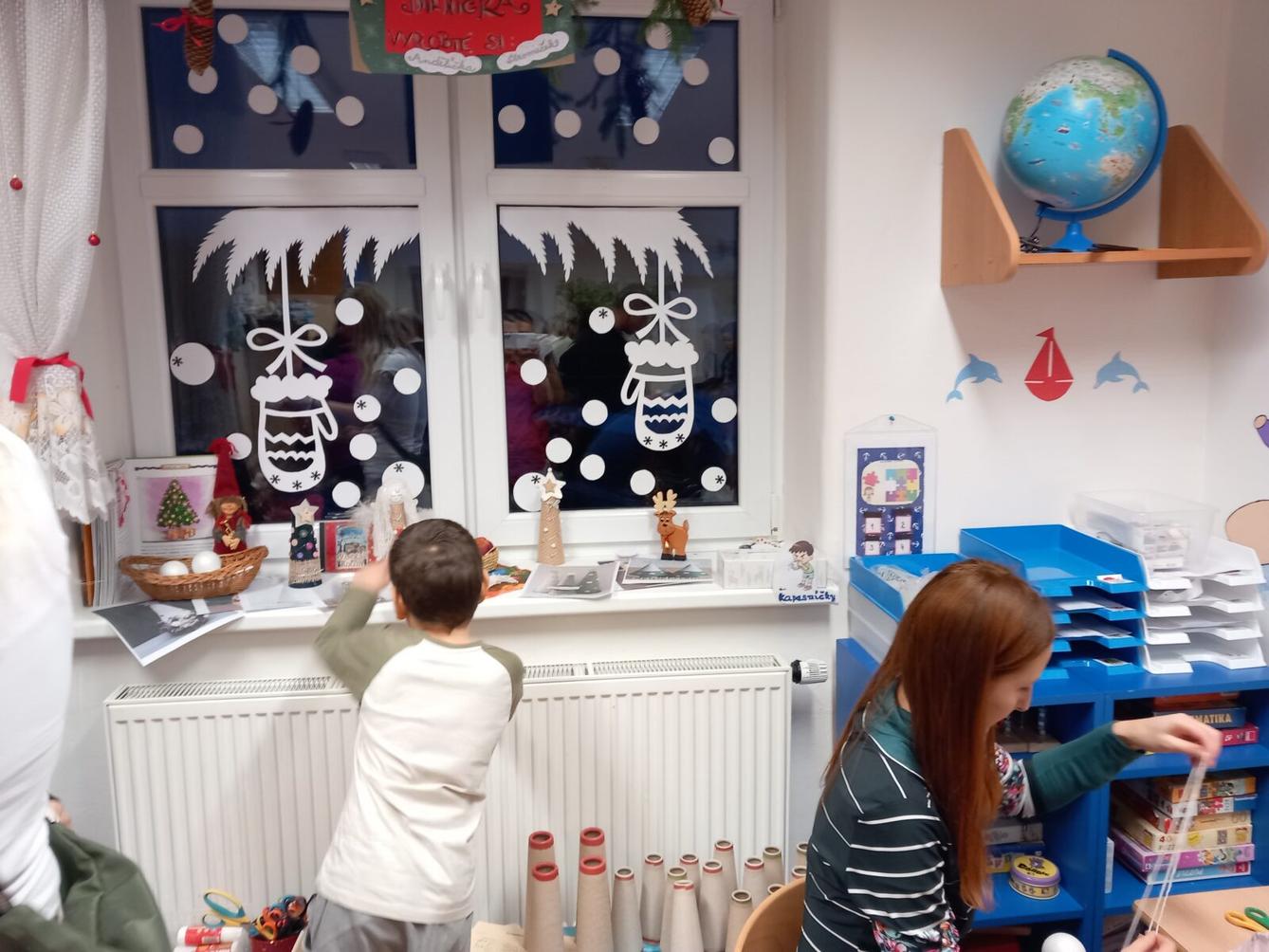 Vánoční setkání s rodiči - společné tvoření, hledání vánočního pokladu, zpívání koled, ochutnávka cukroví a punče... - 21