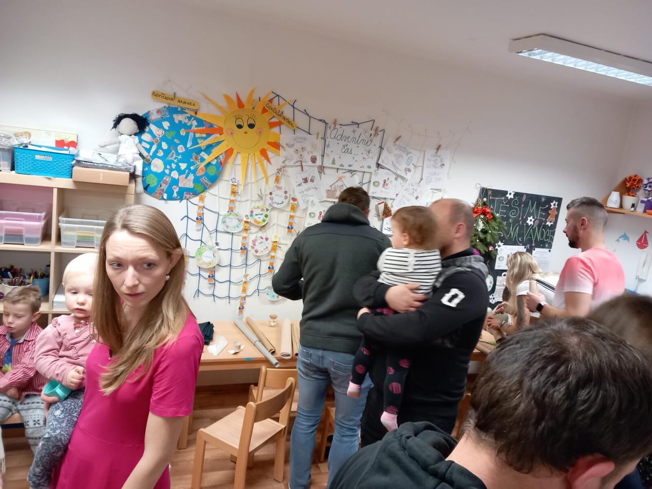 Vánoční setkání s rodiči - společné tvoření, hledání vánočního pokladu, zpívání koled, ochutnávka cukroví a punče... - 26