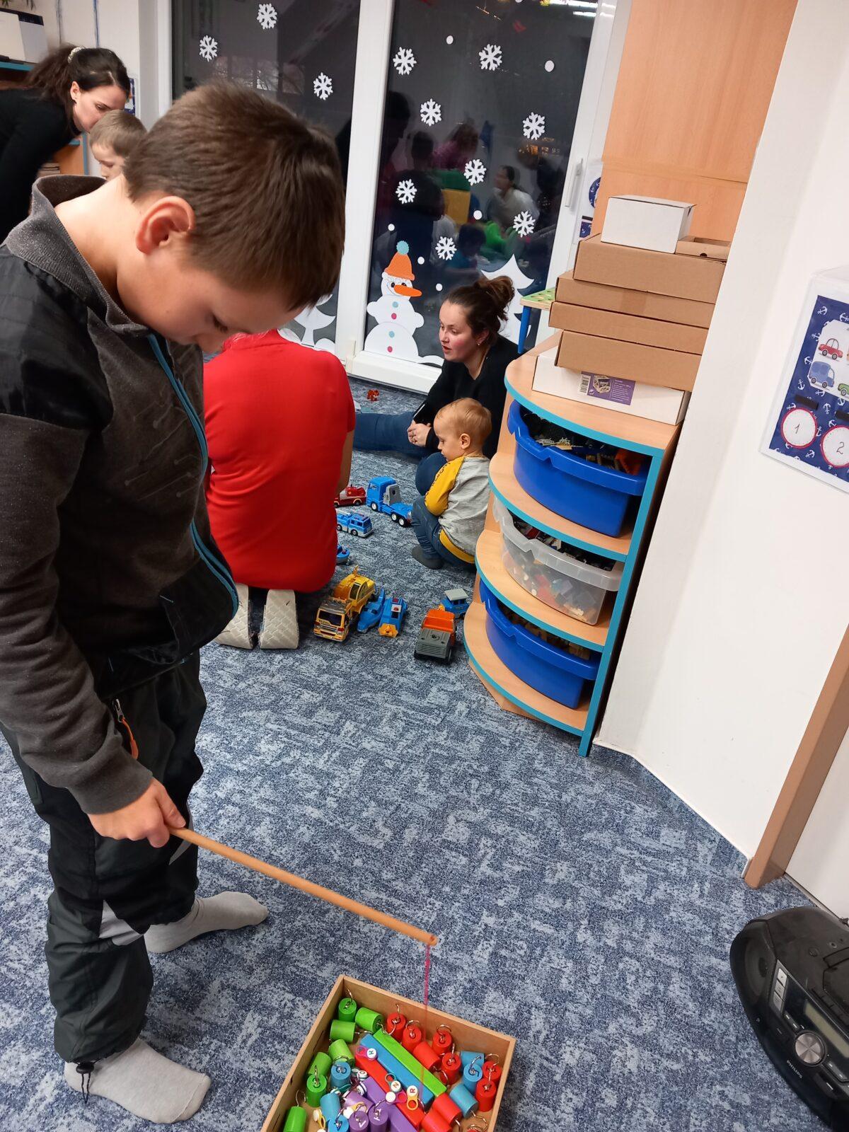 Vánoční setkání s rodiči - společné tvoření, hledání vánočního pokladu, zpívání koled, ochutnávka cukroví a punče... - 29