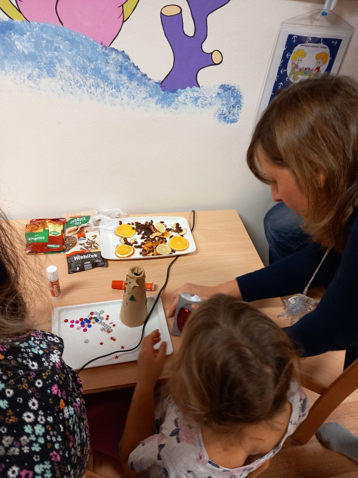 Vánoční setkání s rodiči - společné tvoření, hledání vánočního pokladu, zpívání koled, ochutnávka cukroví a punče... - 33