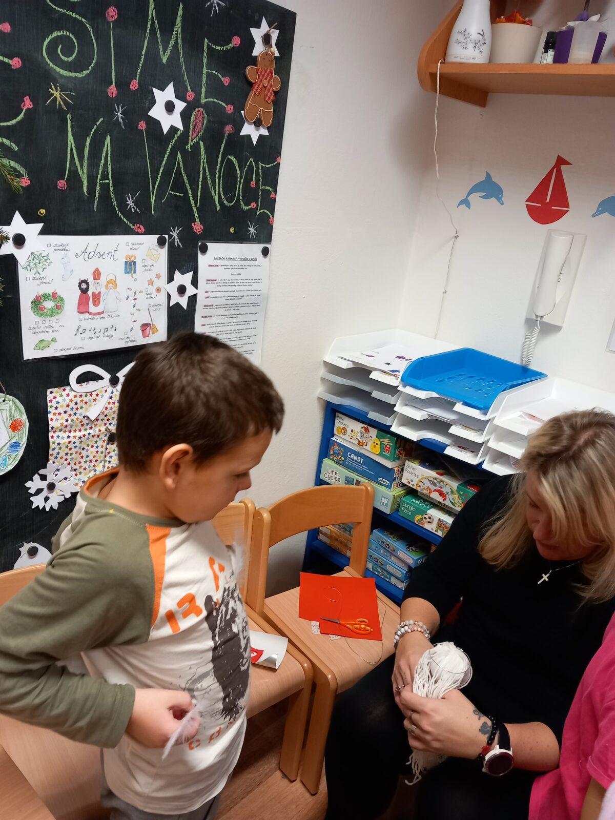 Vánoční setkání s rodiči - společné tvoření, hledání vánočního pokladu, zpívání koled, ochutnávka cukroví a punče... - 34