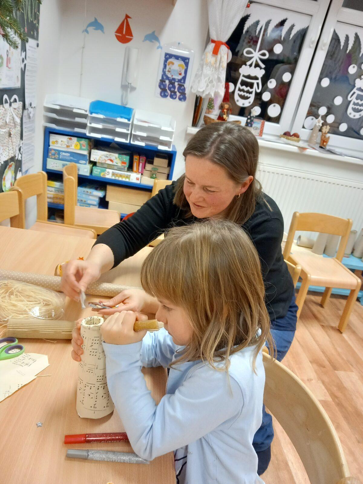 Vánoční setkání s rodiči - společné tvoření, hledání vánočního pokladu, zpívání koled, ochutnávka cukroví a punče... - 42