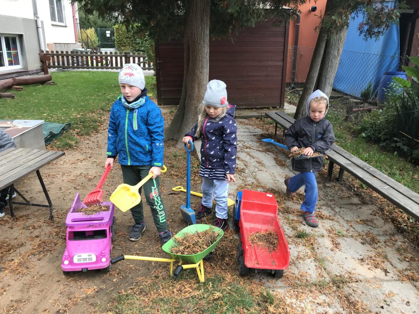 TVOŘENÍČKO: ,,LISTÍ ŽLOUTNE, POLETUJE" - 20