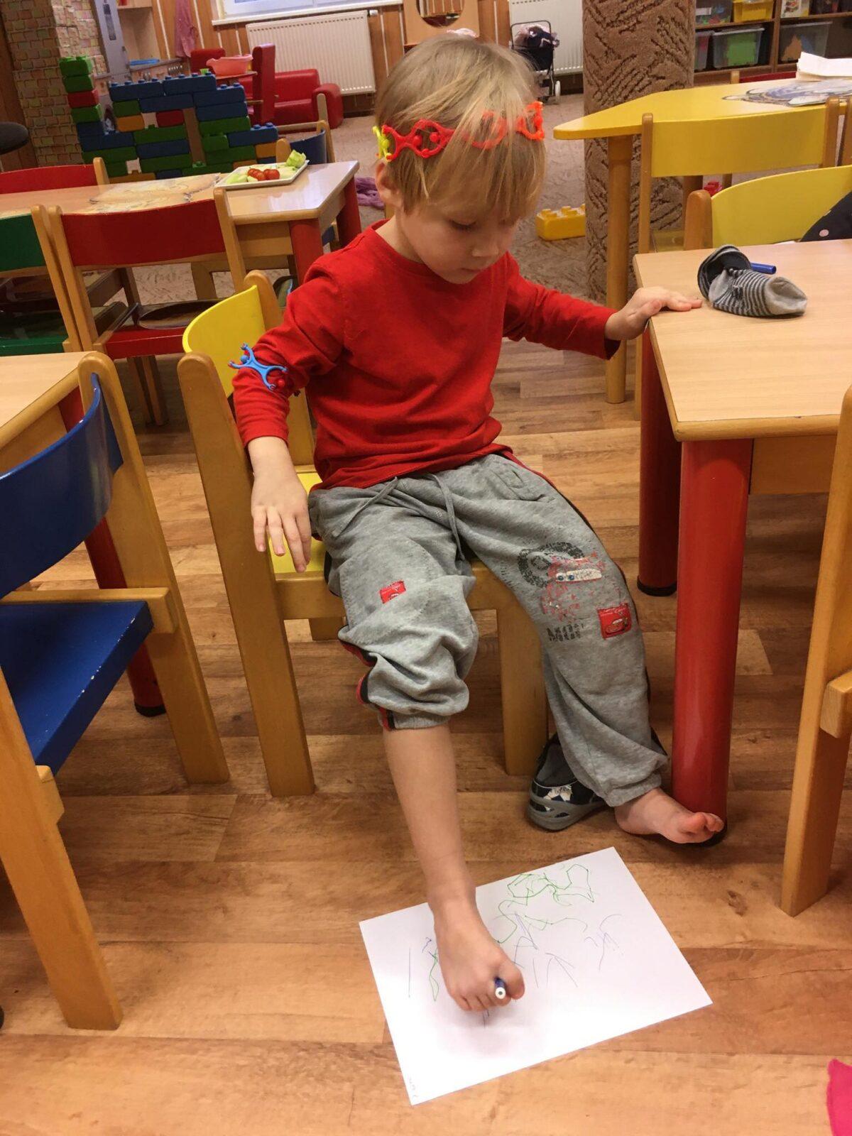 Kreslíme pusou a nohou - 1