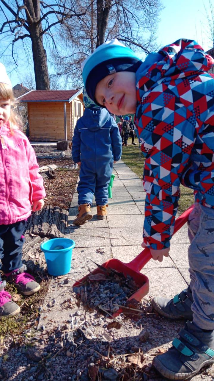 Práce na zahradě - 5