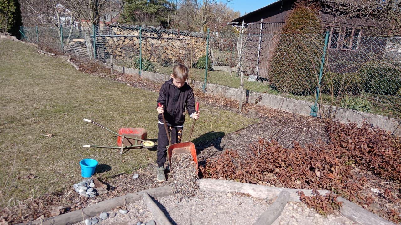 Práce na zahradě - 13