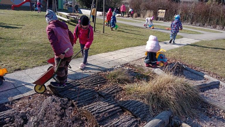 Práce na zahradě - 16