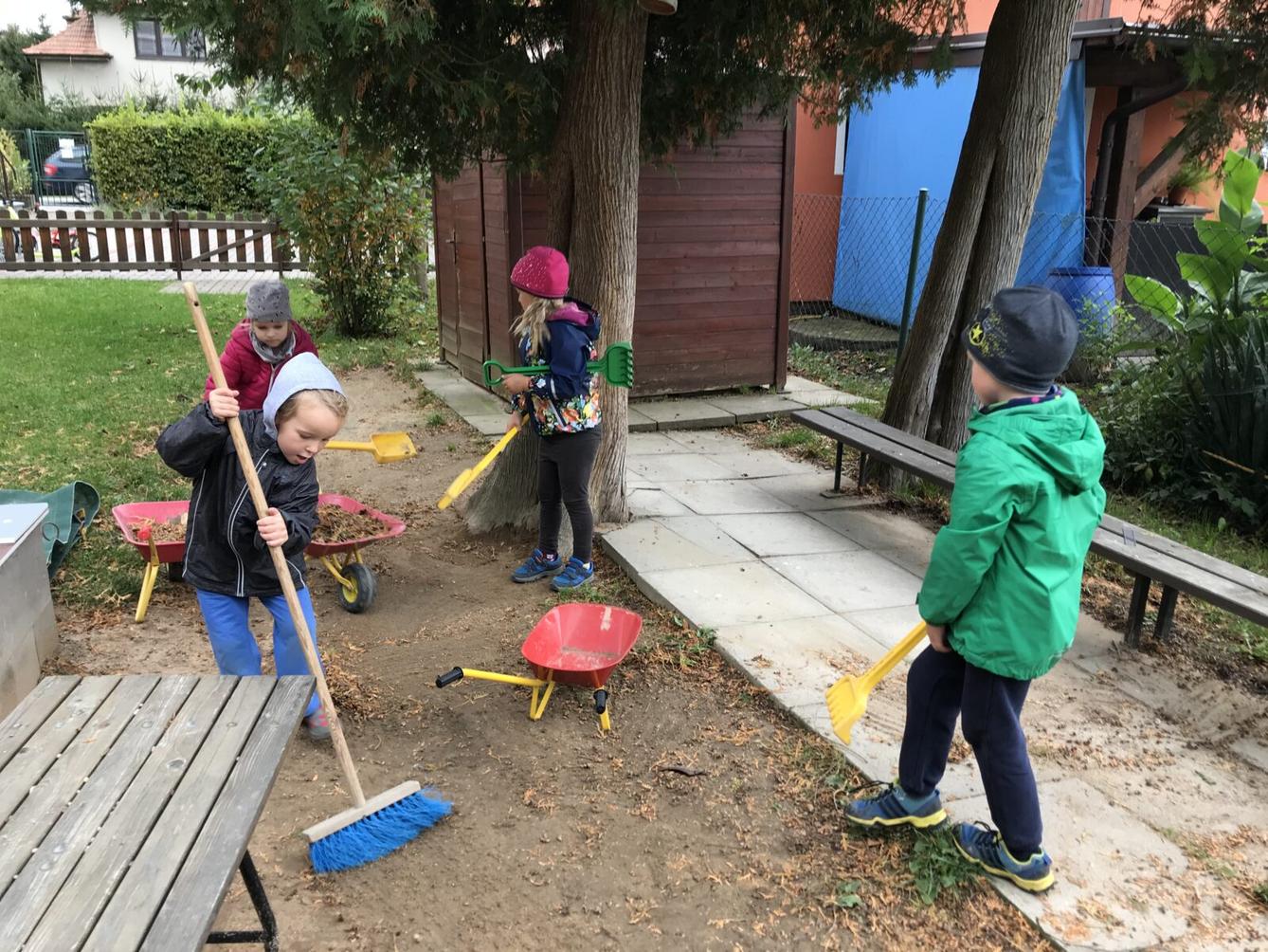 TVOŘENÍČKO: ,,LISTÍ ŽLOUTNE, POLETUJE" - 22