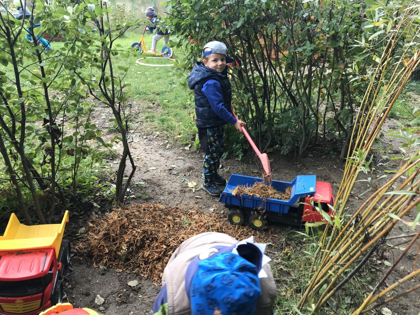 TVOŘENÍČKO: ,,LISTÍ ŽLOUTNE, POLETUJE" - 24