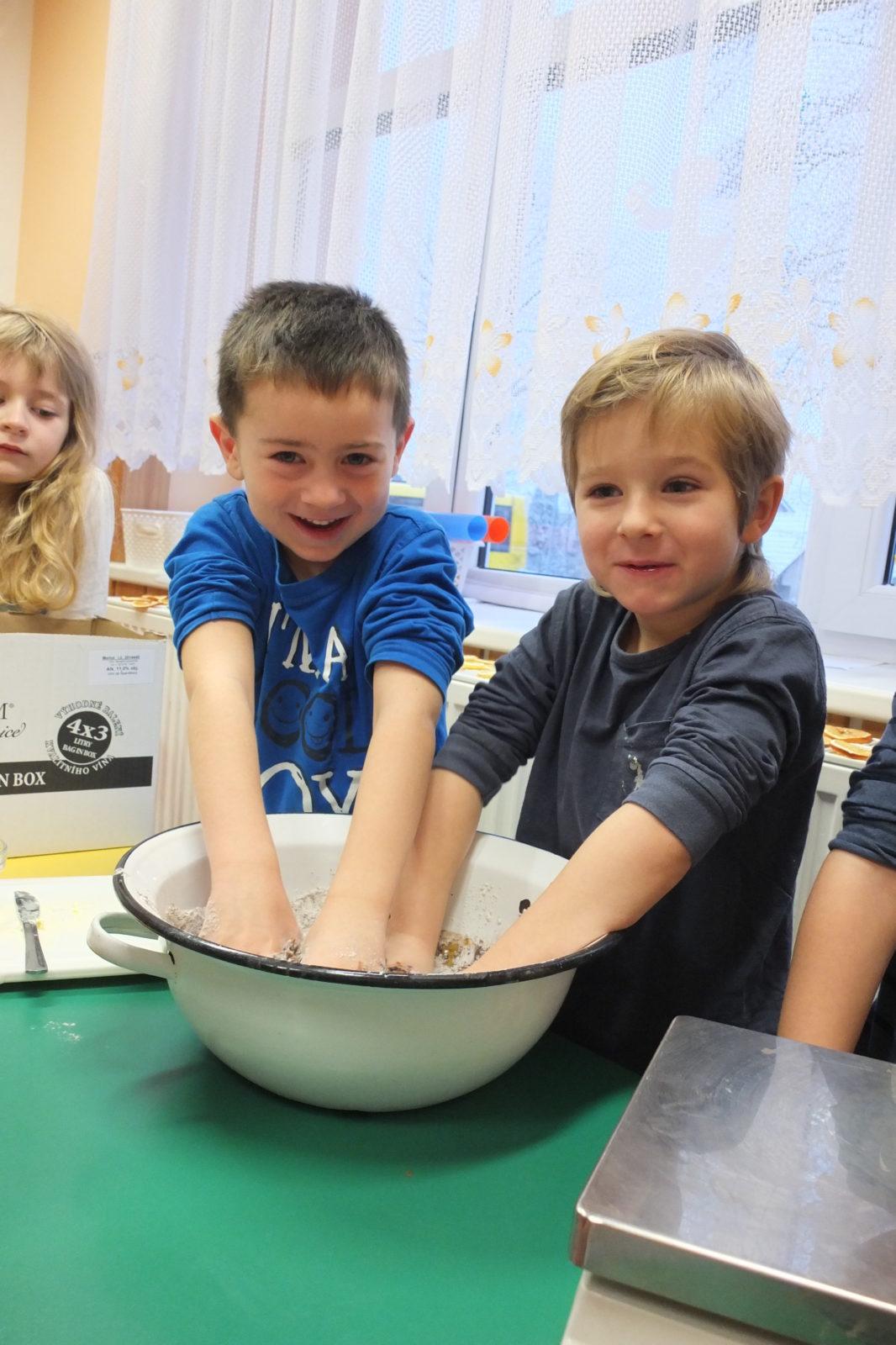 Pečení perníčků 2017 - 12