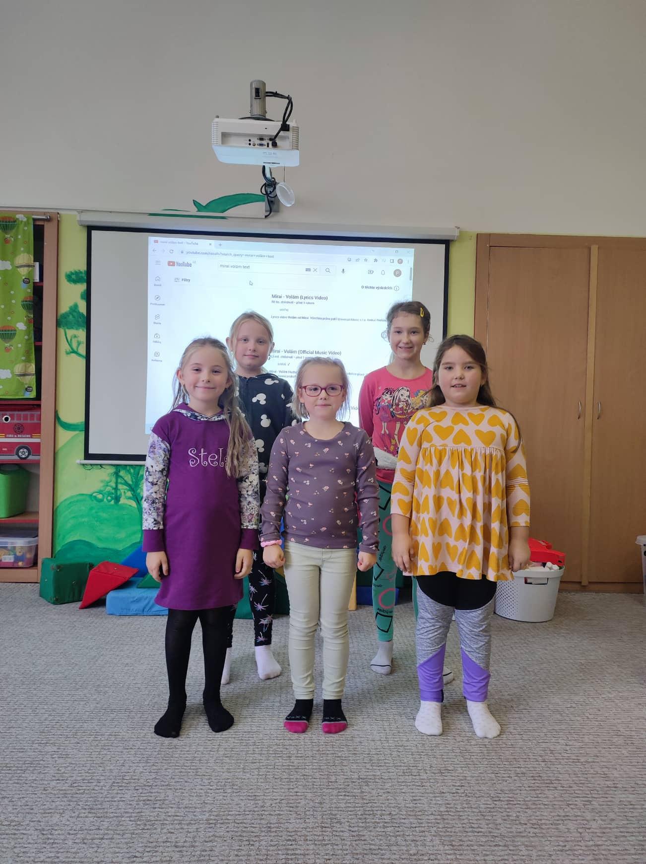 Zpívá celá družina - 1