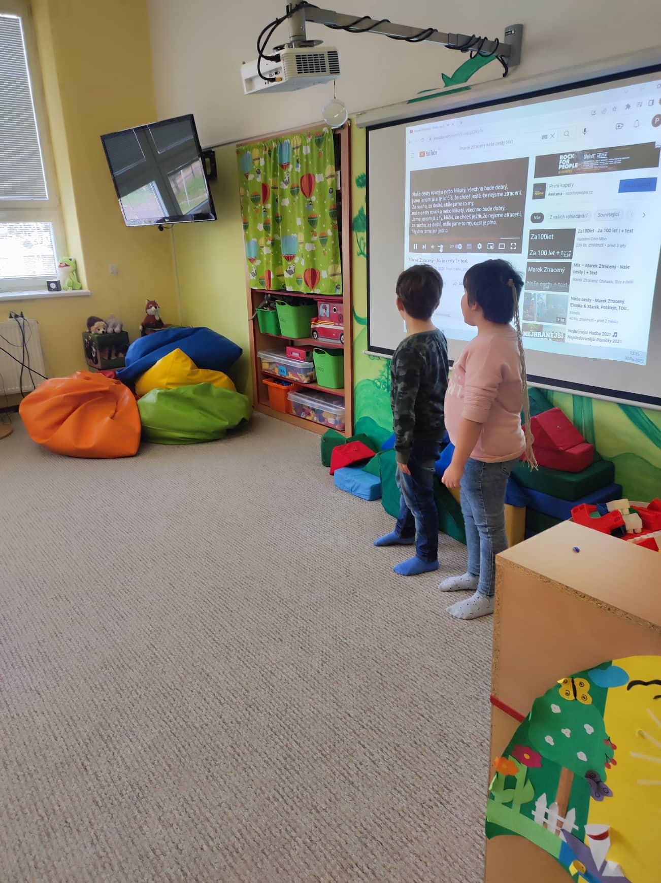 Zpívá celá družina - 2