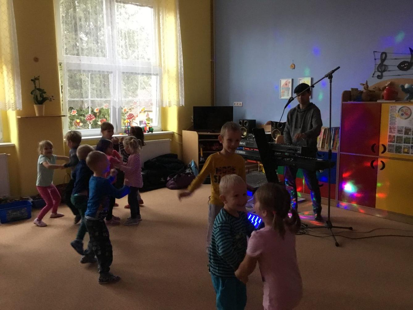 "RYTMICKÁ SHOW" v MŠ - 7