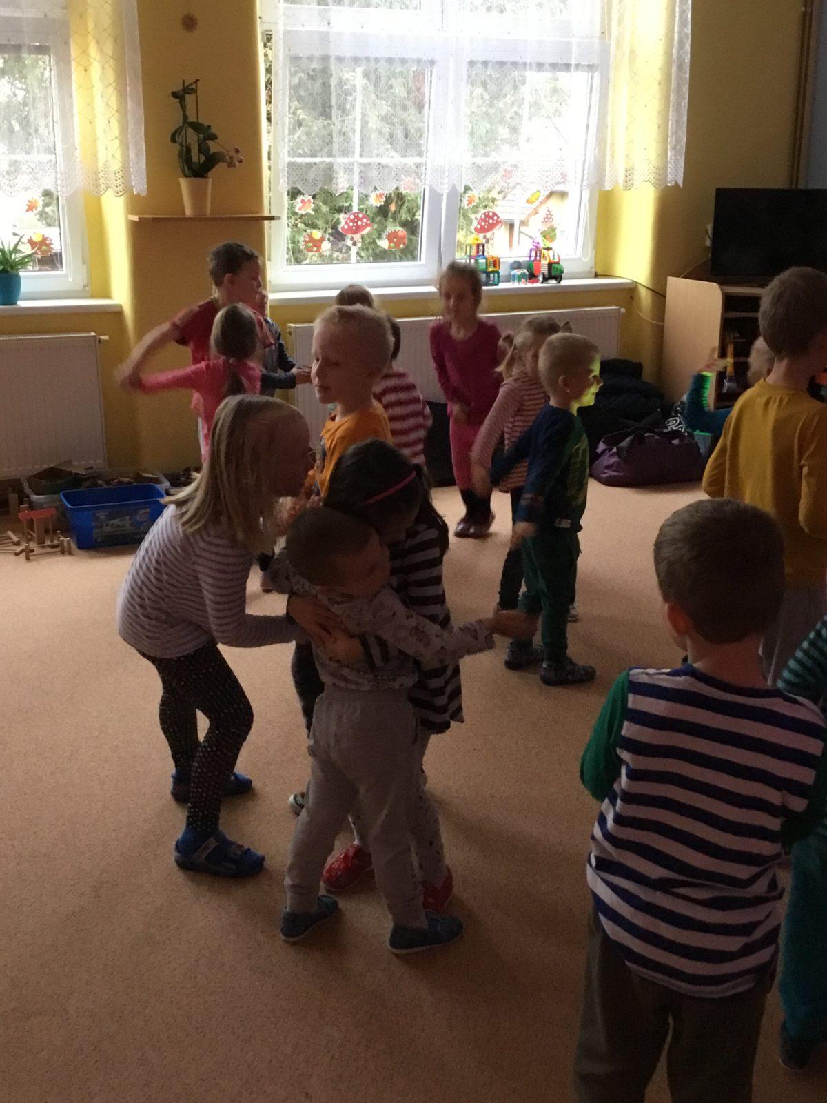 "RYTMICKÁ SHOW" v MŠ - 13