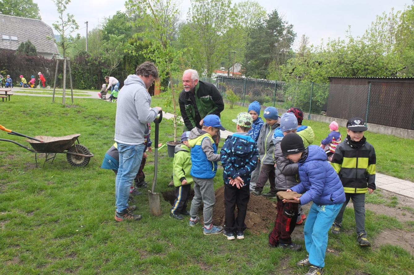 Sázení keříků s rodiči - 15