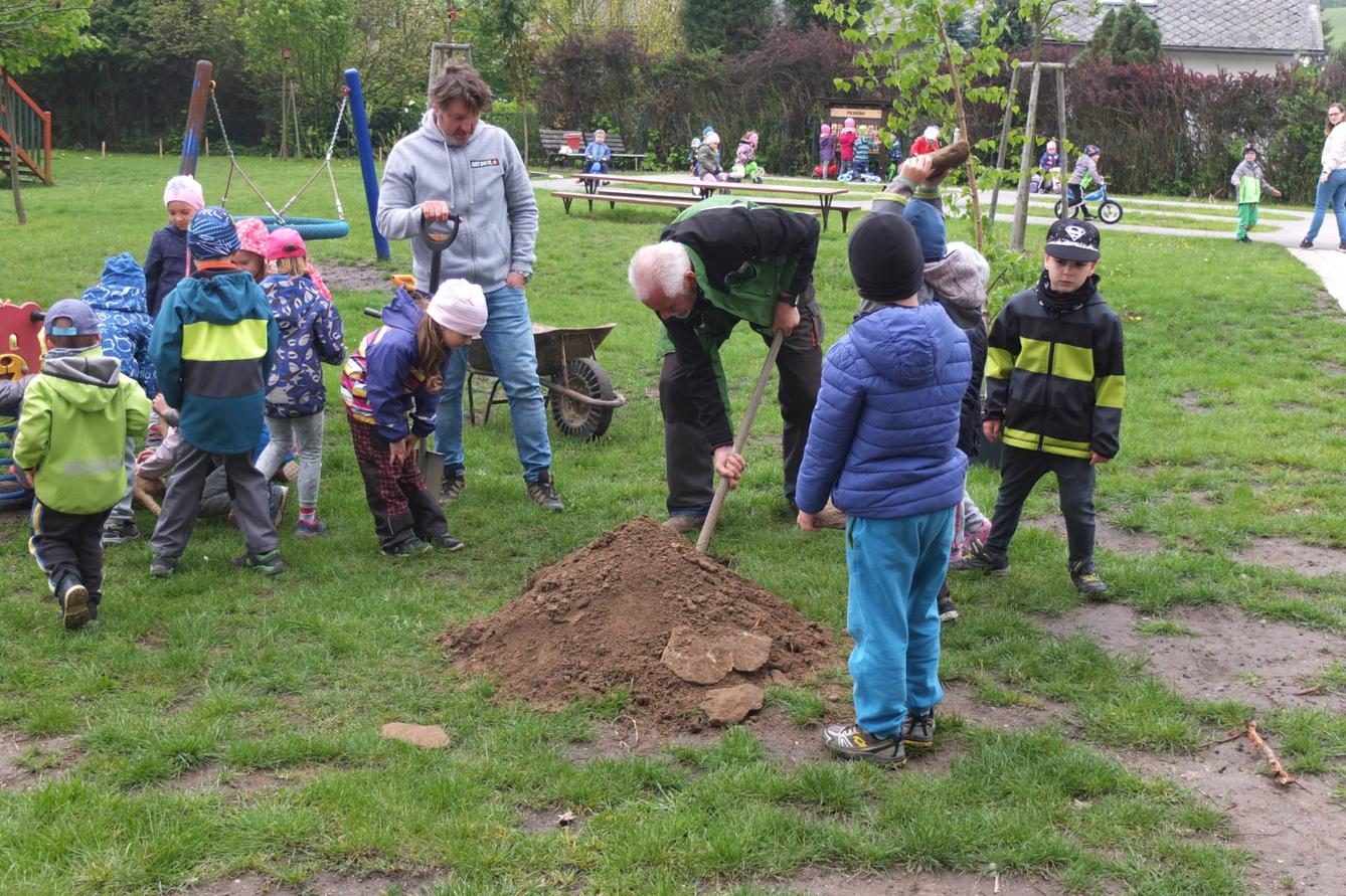 Sázení keříků s rodiči - 20
