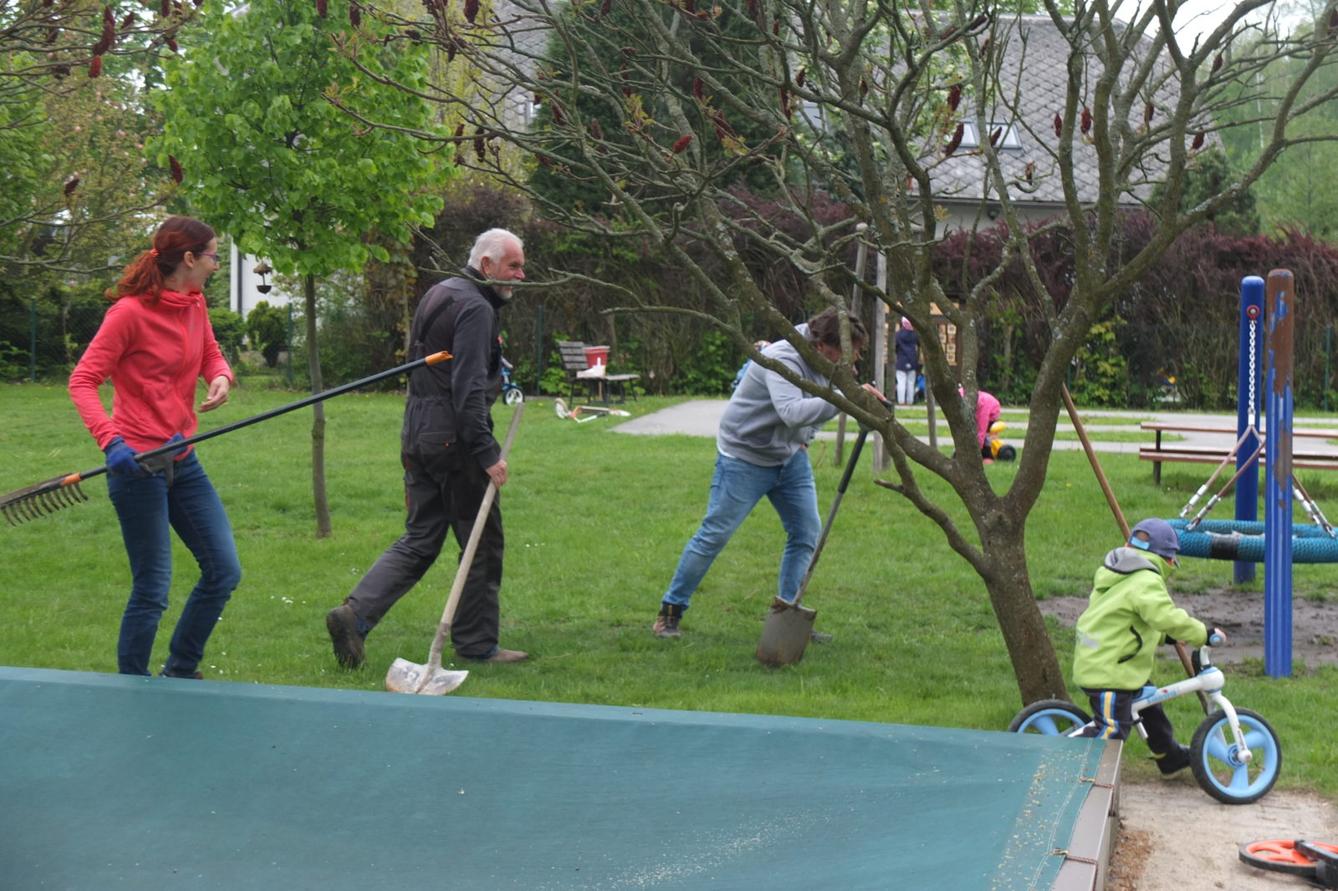 Sázení keříků s rodiči - 30