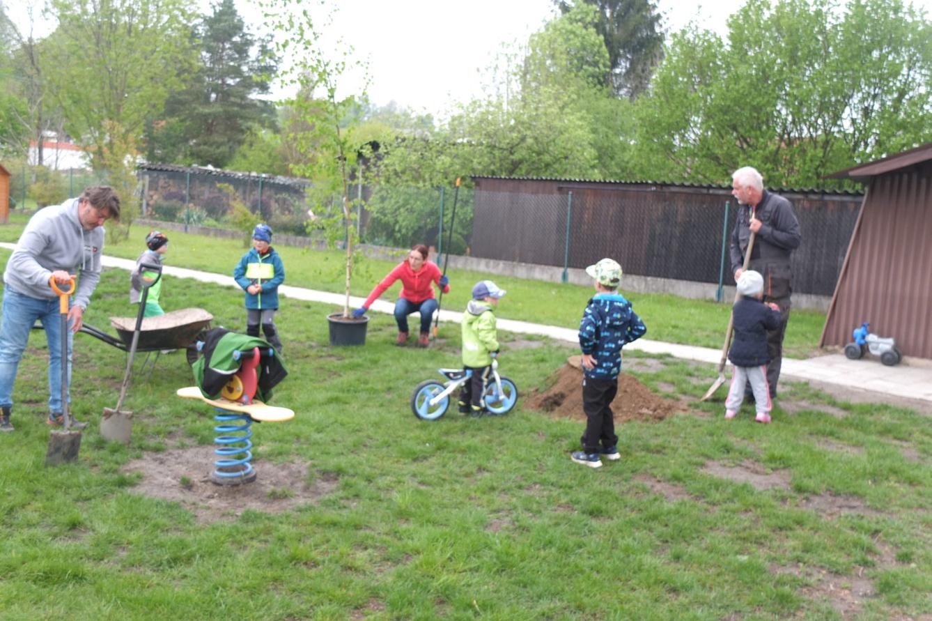 Sázení keříků s rodiči - 32