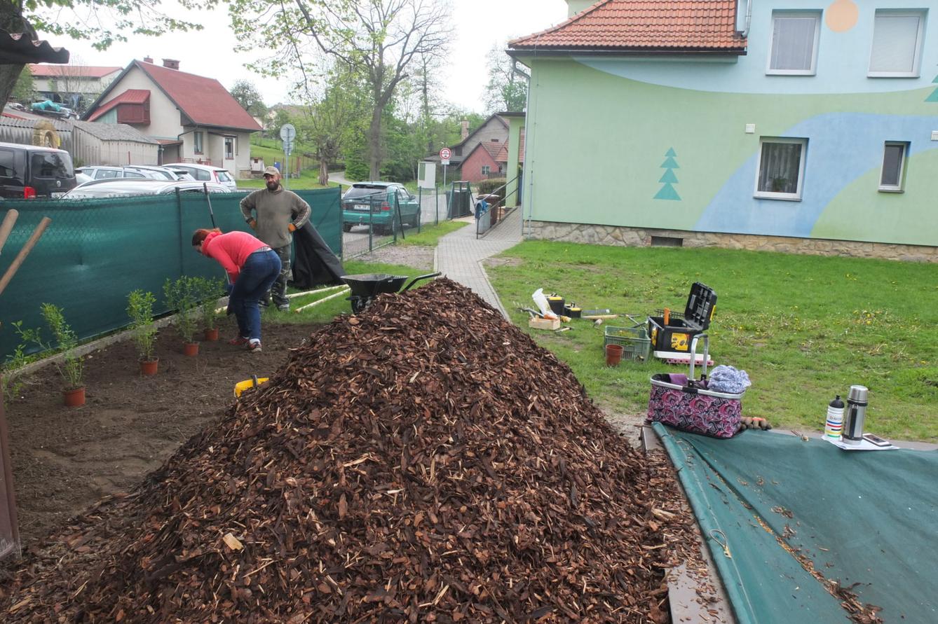 Sázení keříků s rodiči - 37