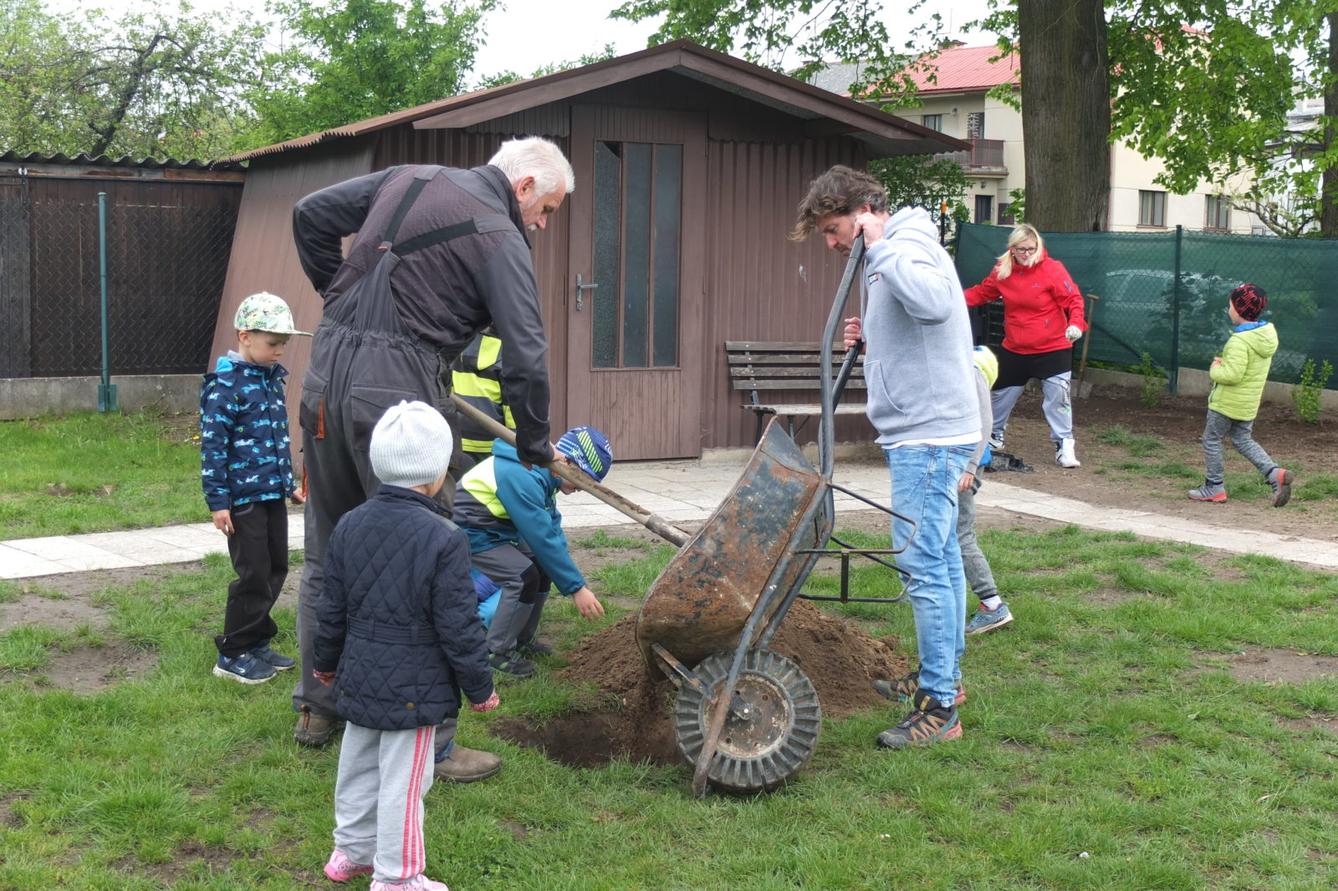 Sázení keříků s rodiči - 38