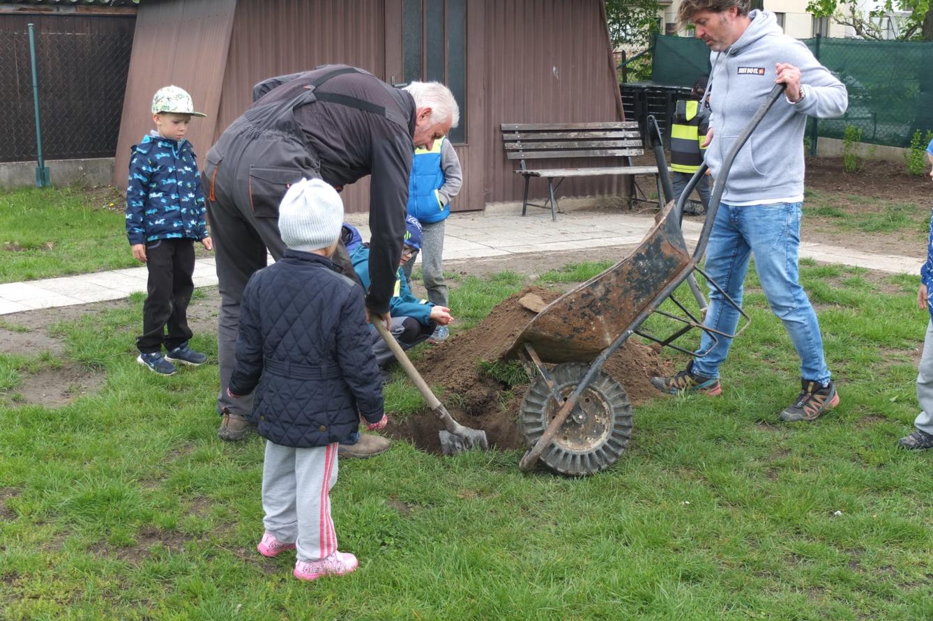 Sázení keříků s rodiči - 39