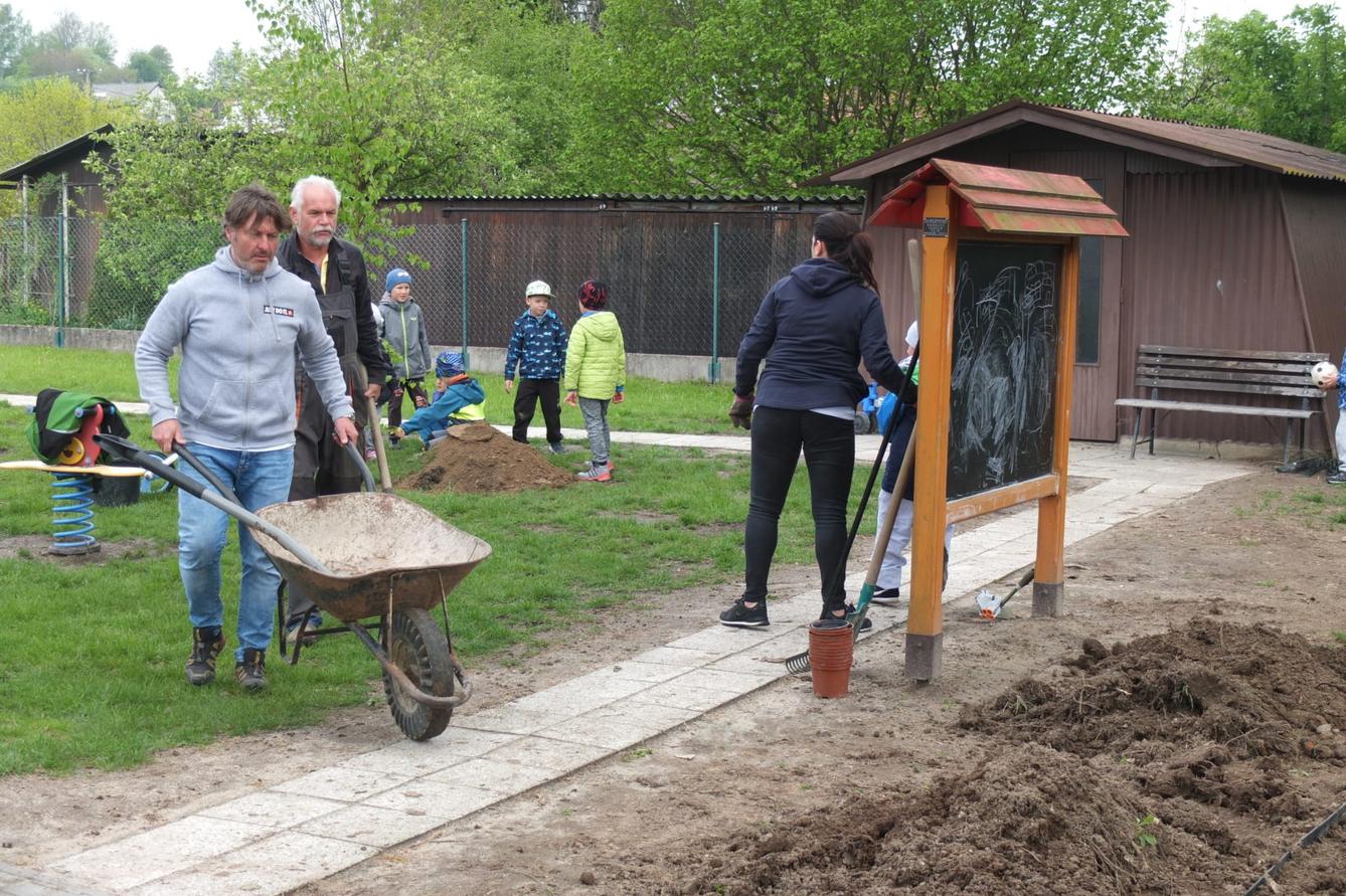 Sázení keříků s rodiči - 43