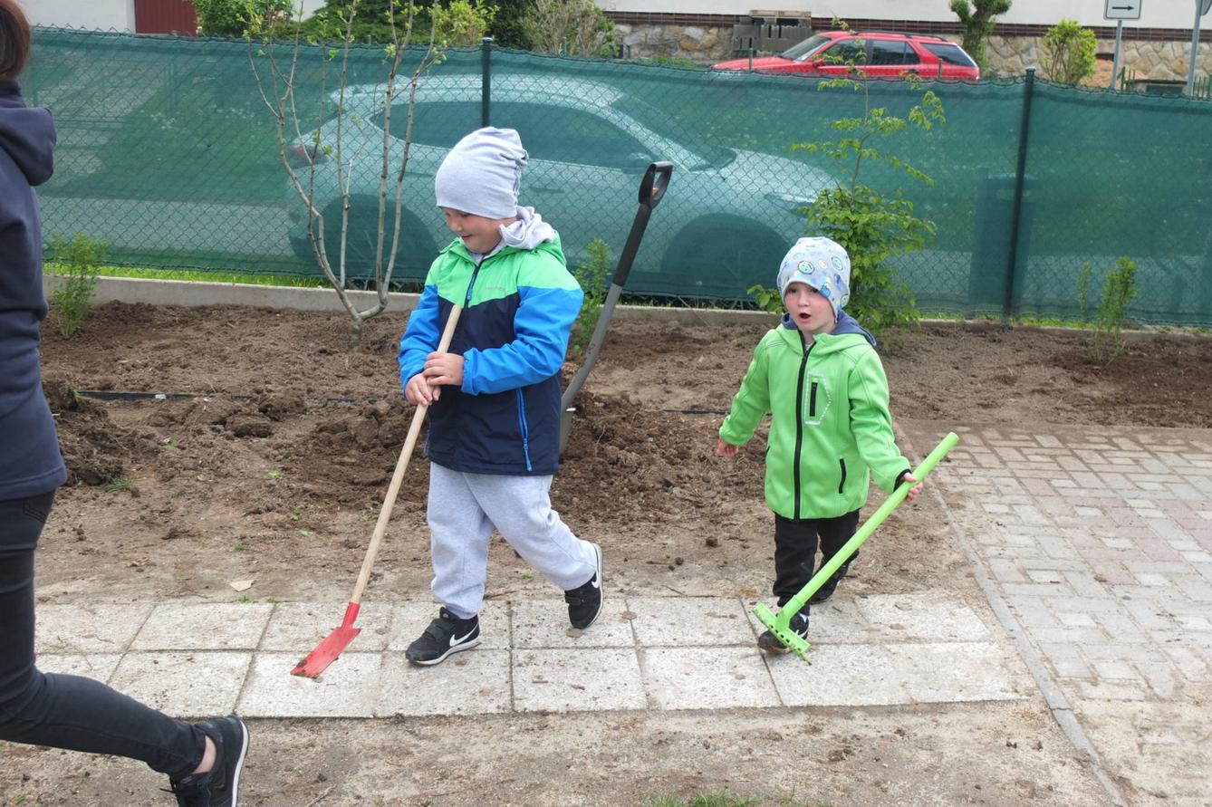 Sázení keříků s rodiči - 47