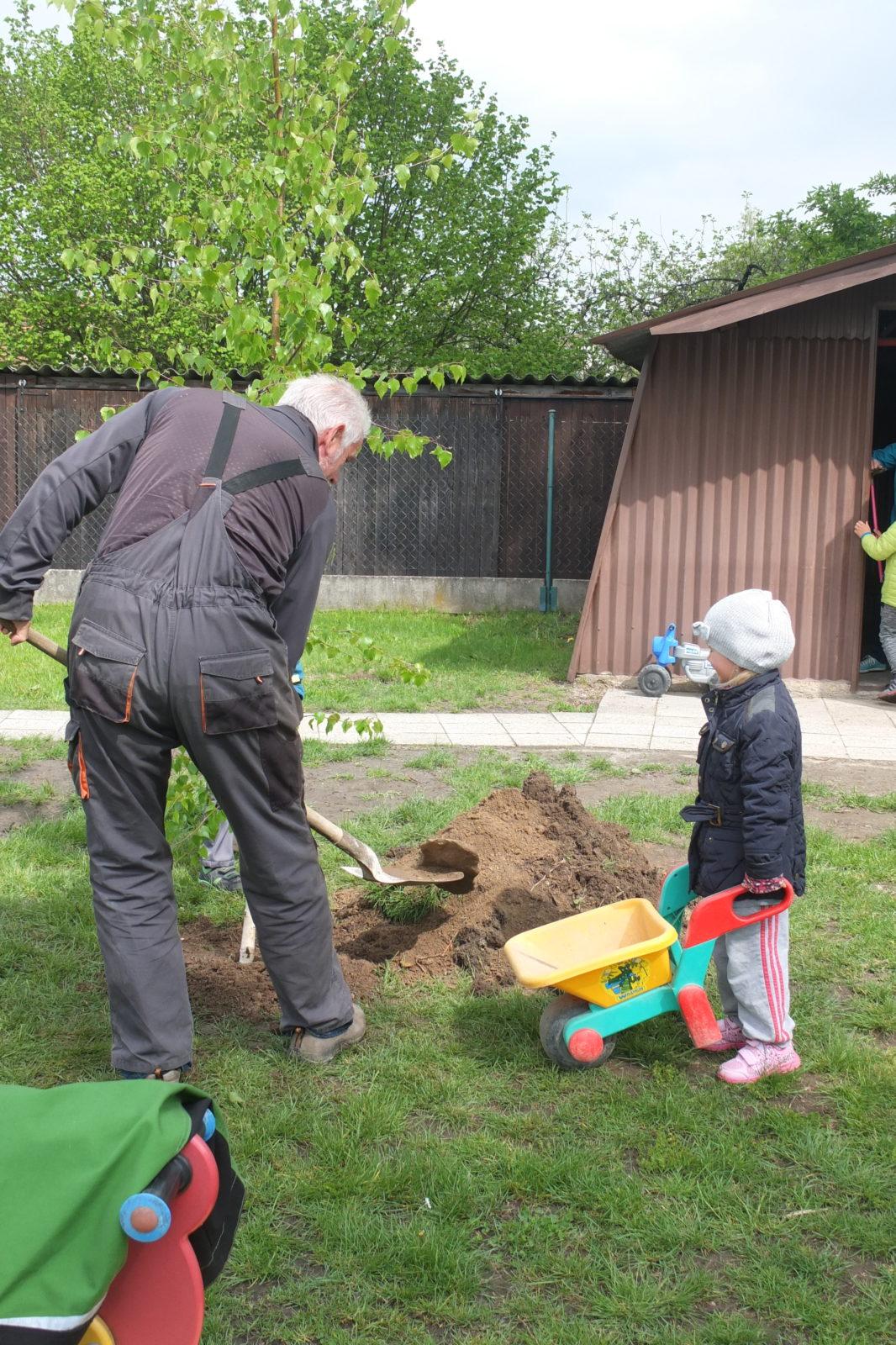 Sázení keříků s rodiči - 48