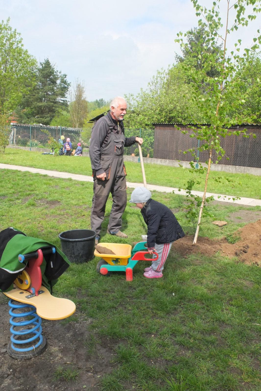 Sázení keříků s rodiči - 50