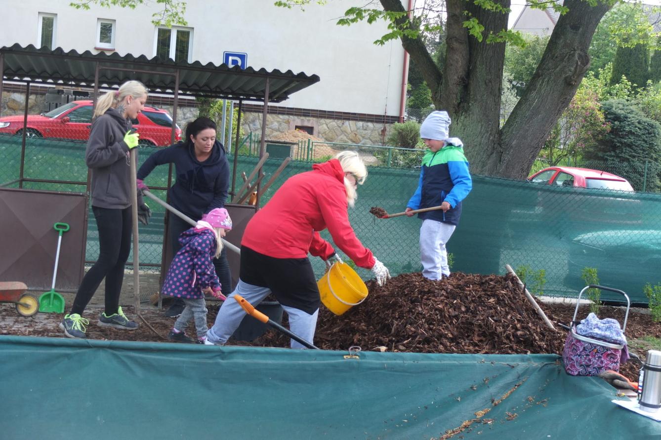 Sázení keříků s rodiči - 55