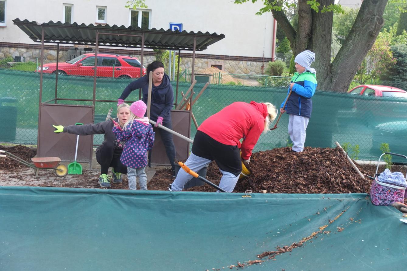 Sázení keříků s rodiči - 56