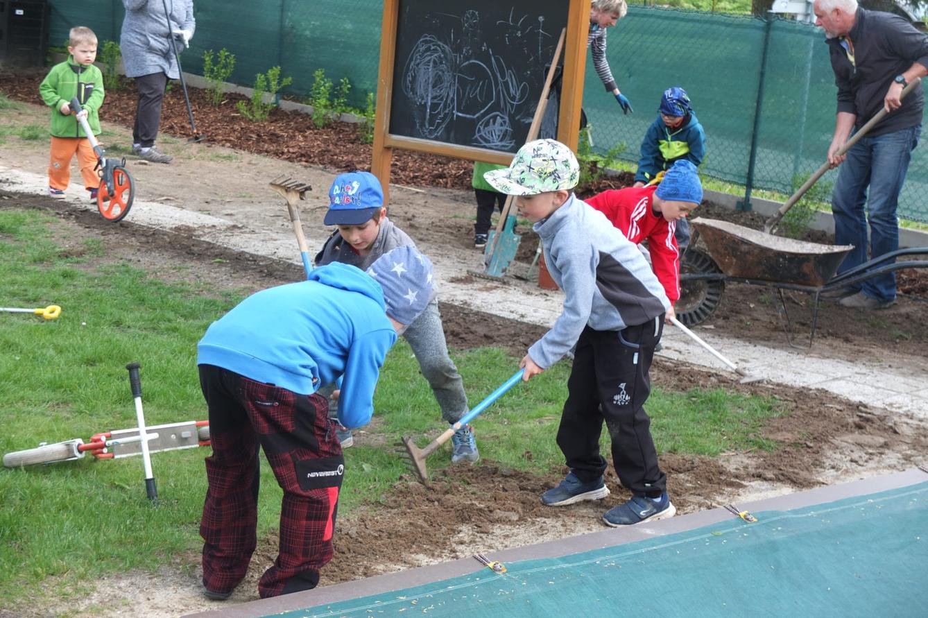 Sázení keříků s rodiči - 57