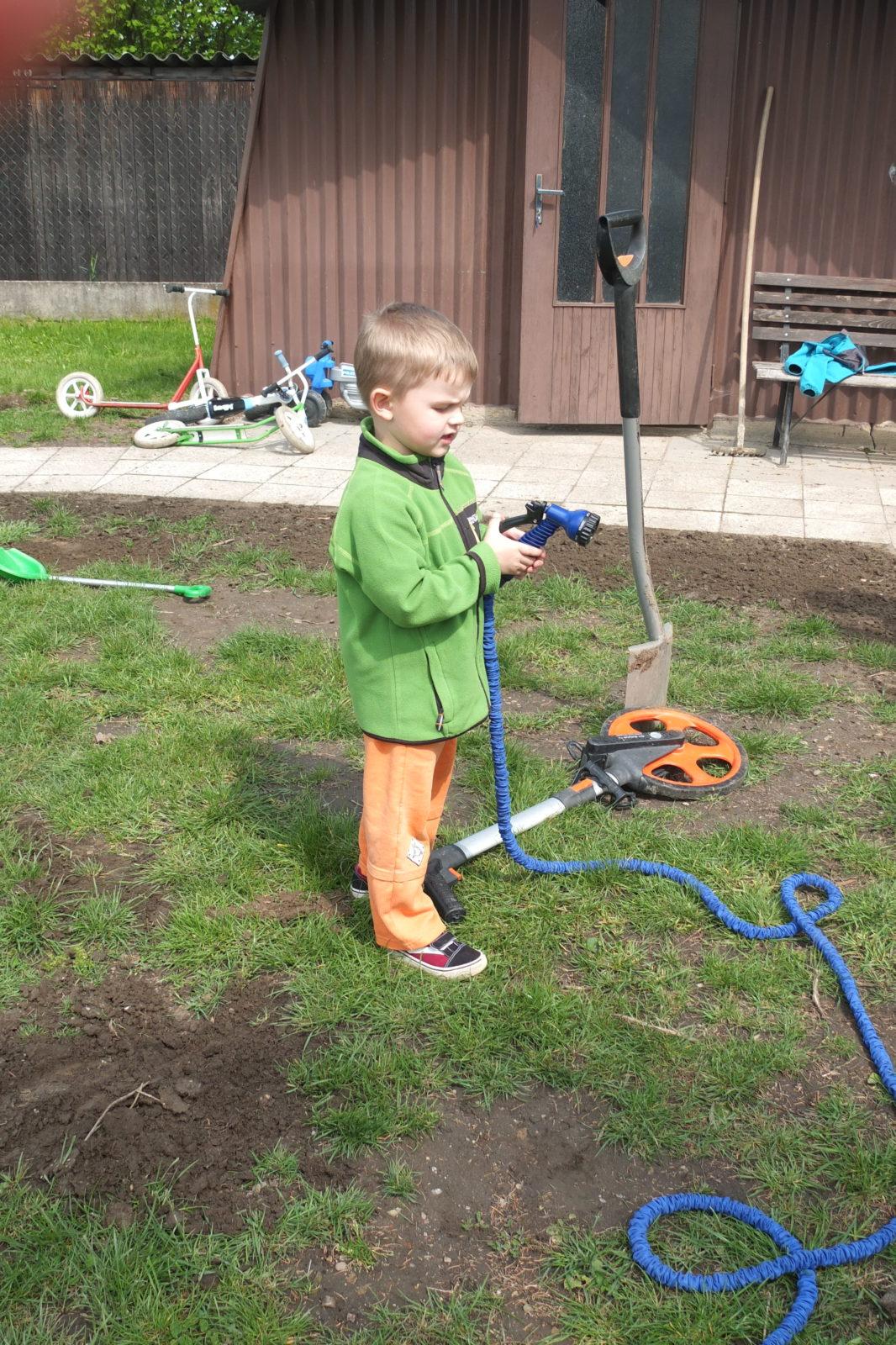 Sázení keříků s rodiči - 58