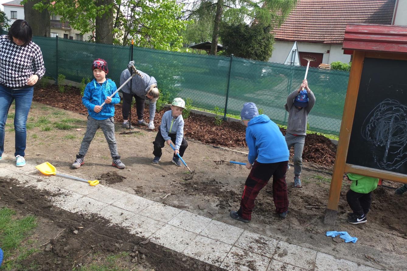 Sázení keříků s rodiči - 59