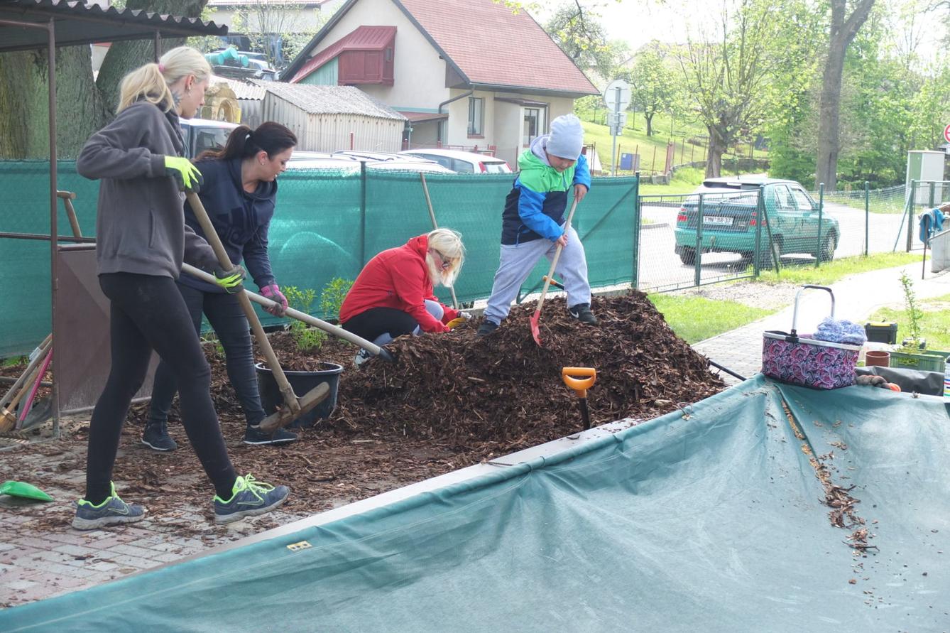 Sázení keříků s rodiči - 61