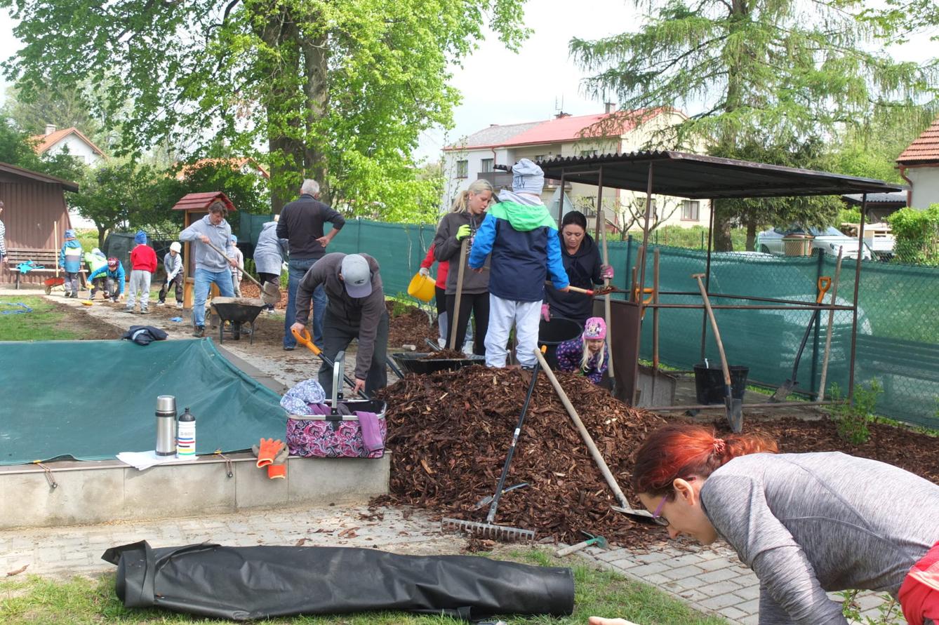 Sázení keříků s rodiči - 63