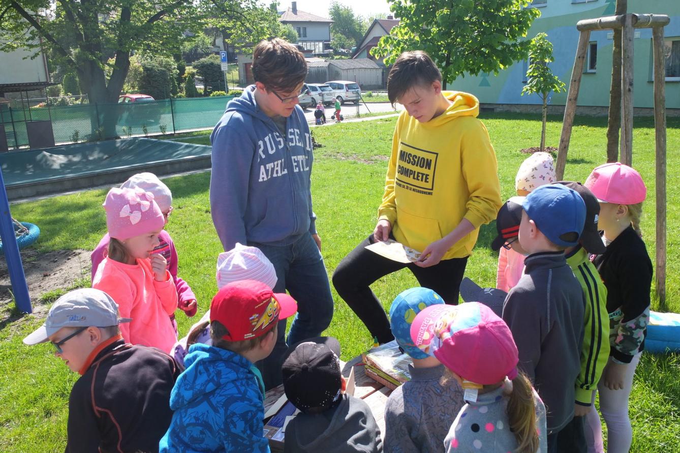 Tvorba hmyzích domečků s deváťáky - 1