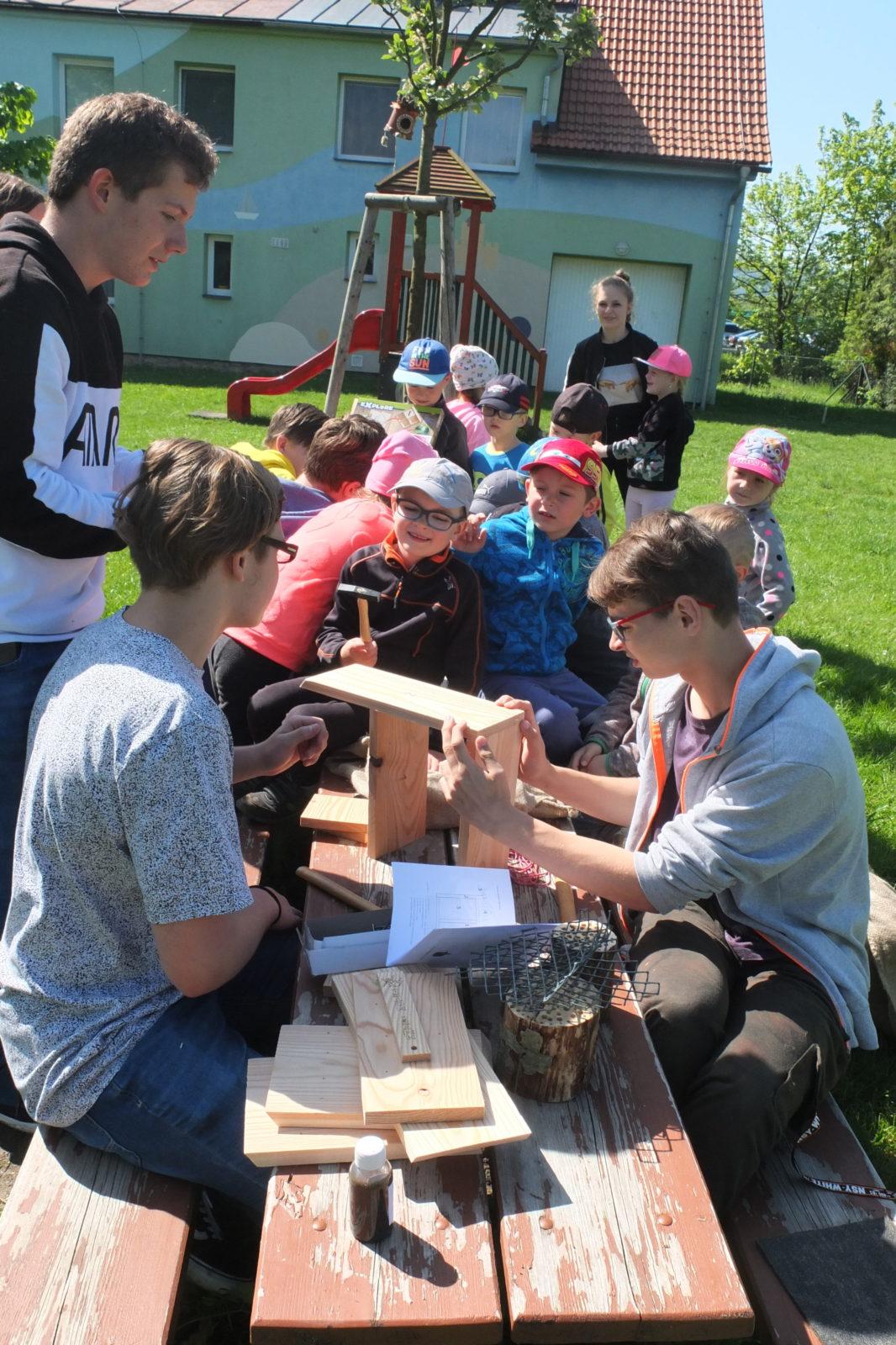 Tvorba hmyzích domečků s deváťáky - 4