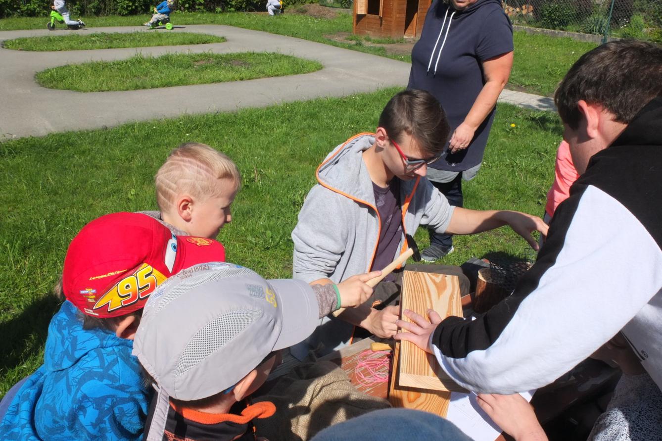 Tvorba hmyzích domečků s deváťáky - 11