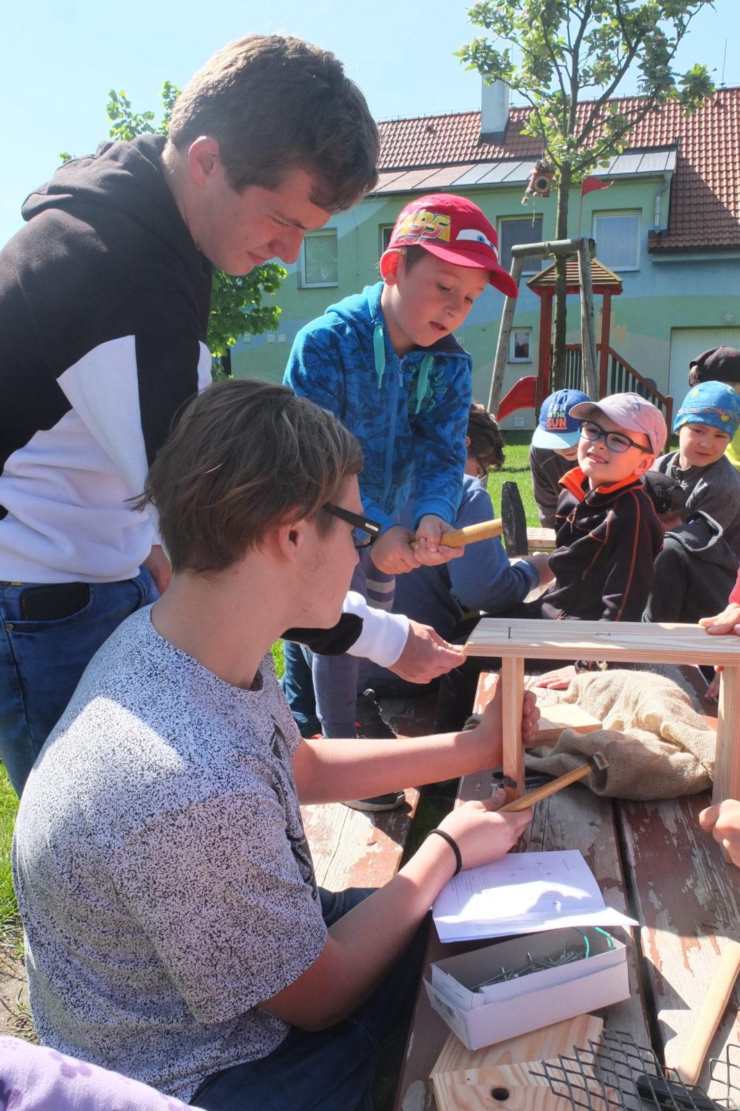 Tvorba hmyzích domečků s deváťáky - 14