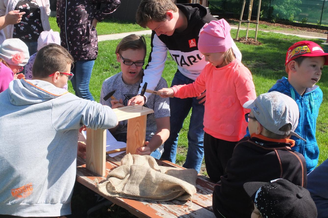 Tvorba hmyzích domečků s deváťáky - 18