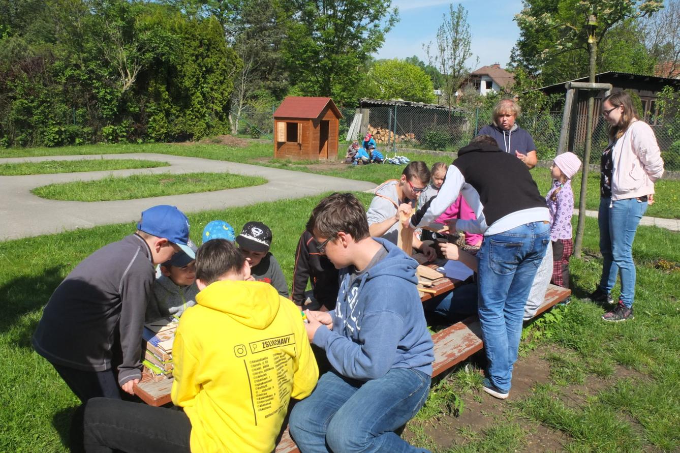 Tvorba hmyzích domečků s deváťáky - 22
