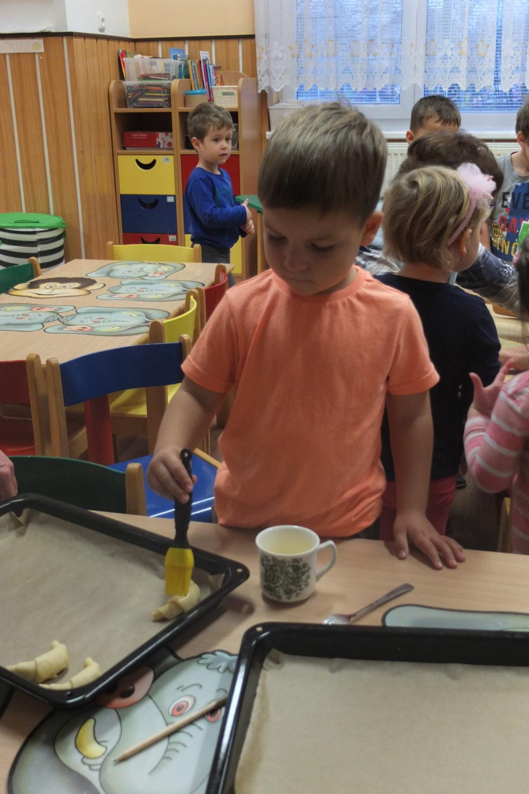 PEČENÍ SVATOMARTINSKÝCH ROHLÍČKŮ - 1