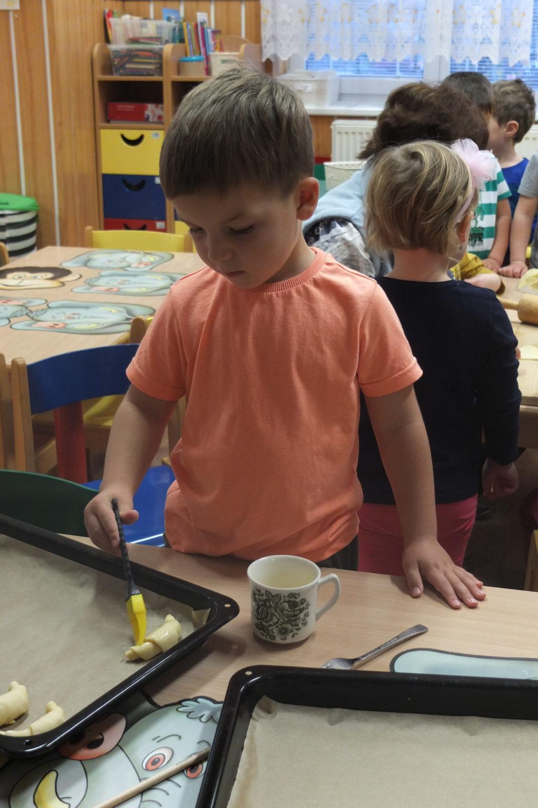 PEČENÍ SVATOMARTINSKÝCH ROHLÍČKŮ - 2