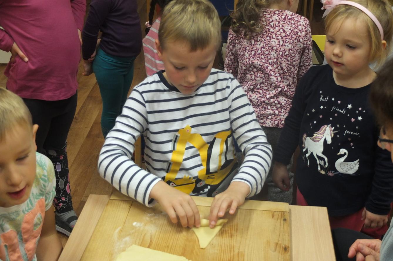 PEČENÍ SVATOMARTINSKÝCH ROHLÍČKŮ - 3