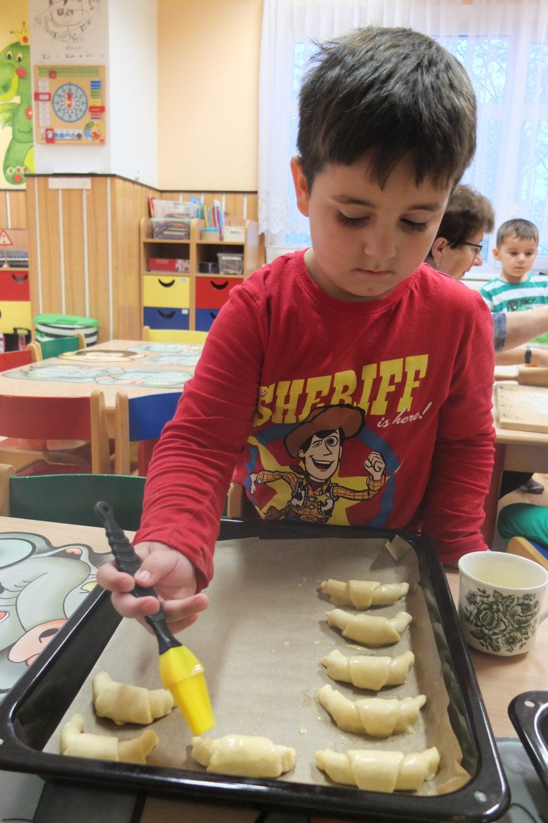 PEČENÍ SVATOMARTINSKÝCH ROHLÍČKŮ - 9